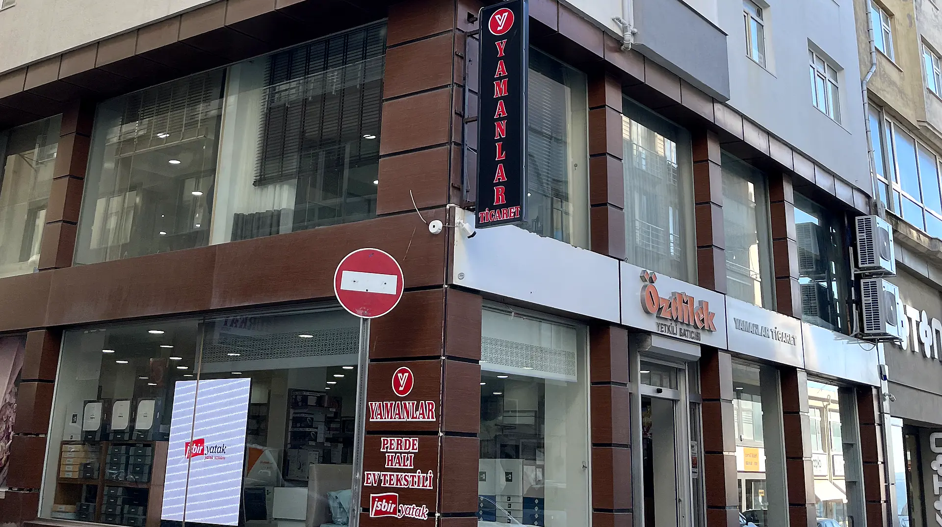 Yamanlar mağazası köşe cephe